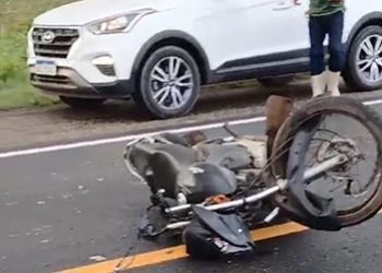 CONDUTOR DE MOTOCICLETA MORRE NA BR-235 EM ACIDENTE ENVOLVENDO CAMINHÃO 