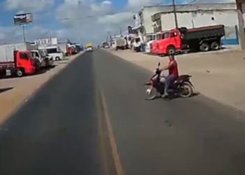 Condutora de motocicleta invade preferencial e acabou provocando acidente com micro-ônibus 