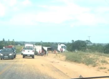 Carreta Tomba Na BR 235 E Deixa De Carga De Milho Espalhada Na Via De