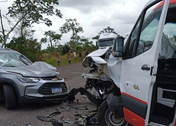 Colisão na BR-235 entre ambulância do SAMU e carro de passeio deixa idoso ferido 