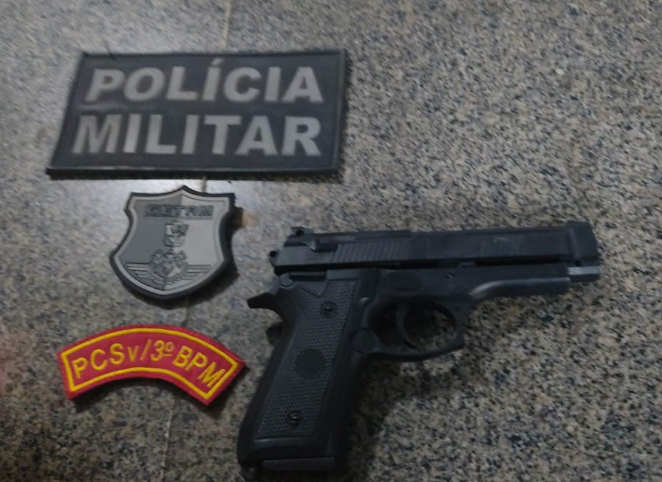 Jovens S O Flagrados Por Policiais Militares Simulacro De Arma De