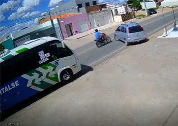 Motociclista Fica Gravemente Ferido Ao Colidir Motocicleta Carro De