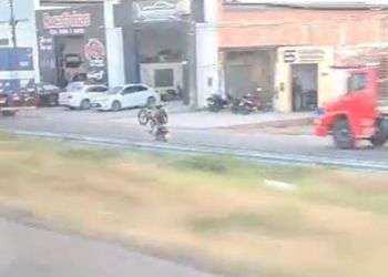 Condutor de motocicleta é flagrado por policiais civis praticando manobras perigosas em Itabaiana