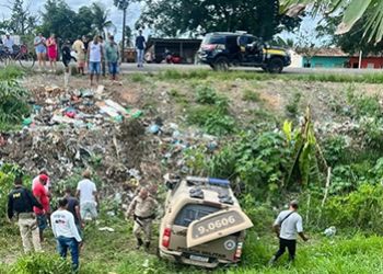 HOMEM ATACA POLICIAIS MILITARES DA BAHIA NO MOMENTO EM QUE ERA CONDUZIDO EM VIATURA POLICIAL 