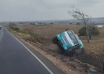 Caminhão de uma empresa de concreto capota em ribanceira na Rodovia João Paulo II