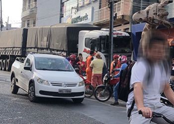 Motorista de carreta perde o controle da direção do veículo e provoca acidente no centro de Itabaiana