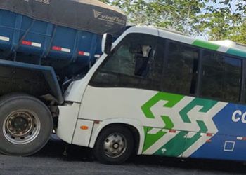 Micro-ônibus do transporte Intermunicipal de passageiros colide na traseira de caçamba